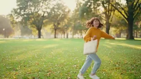 AI Video from prompt: Help me create a video showing a girl expelling 