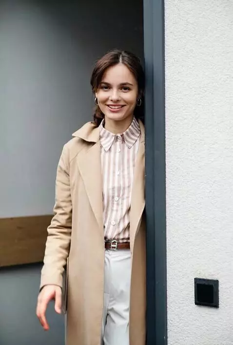 AI Video from prompt: the girl is looking at the camera. her facial ex