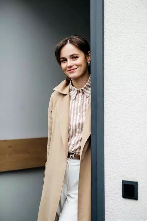 AI Video from prompt: the girl is looking at the camera. her facial ex