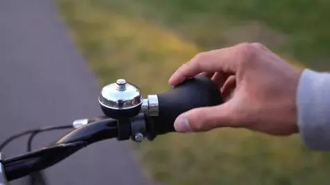 AI Video from prompt: horn on bike