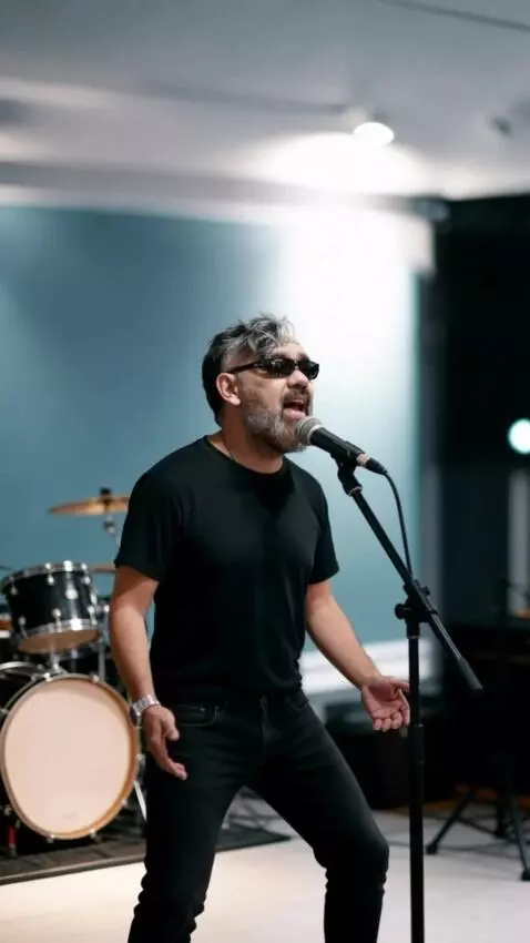 AI Video from prompt: Studio quality. High quality. A man in glasses, 