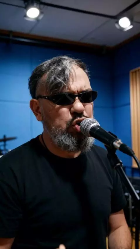 AI Video from prompt: A man with an exact replica of the face in the p