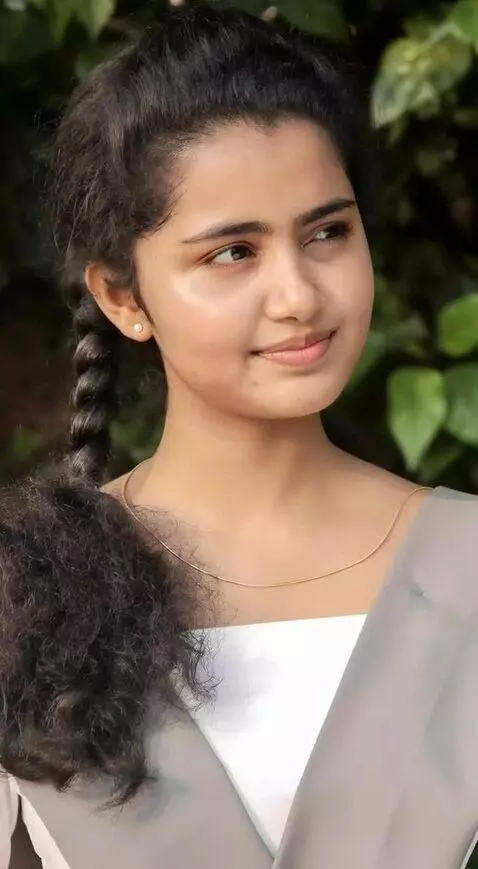 AI Video from prompt: Her head moves closer to the camera.a phallus ap