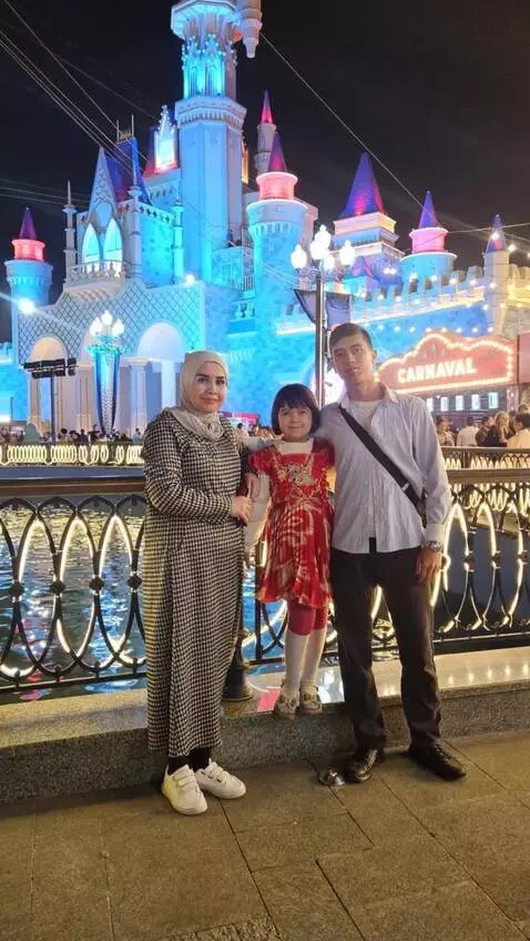 AI Video from prompt: Camera dolly in to people