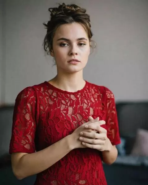 AI Video from prompt: the girl turns forward. her gaze is on the camer