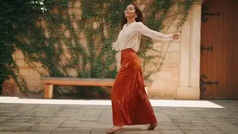 AI Video from prompt: A beautiful girl began to dance