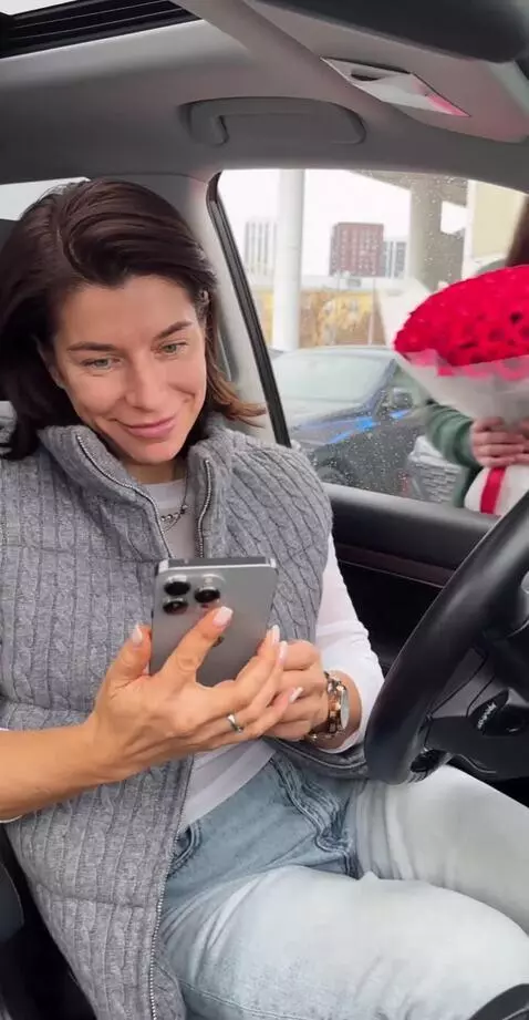 AI Video from prompt: A tall, muscular girl approaches the car window 