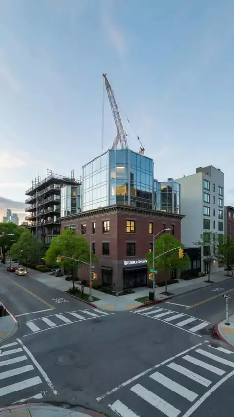 AI Video from prompt: Vertical video, 9:16 aspect ratio, 6 seconds, ci