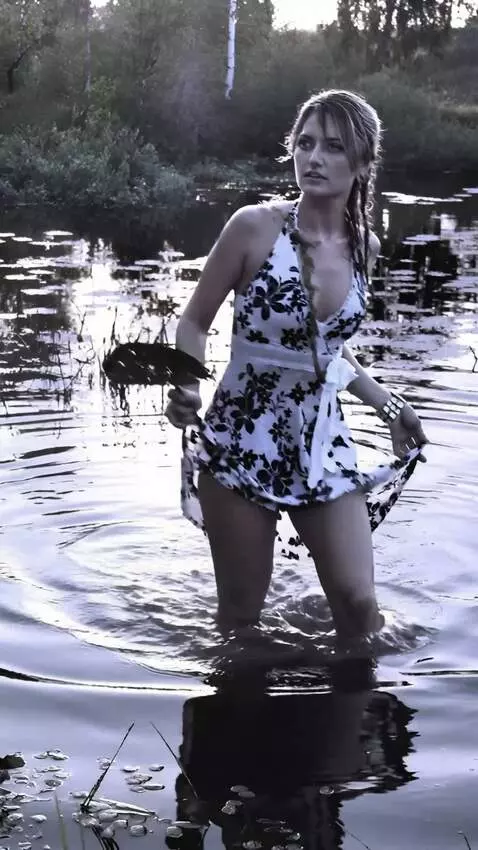 AI Video from prompt: The girl is  scared and running away