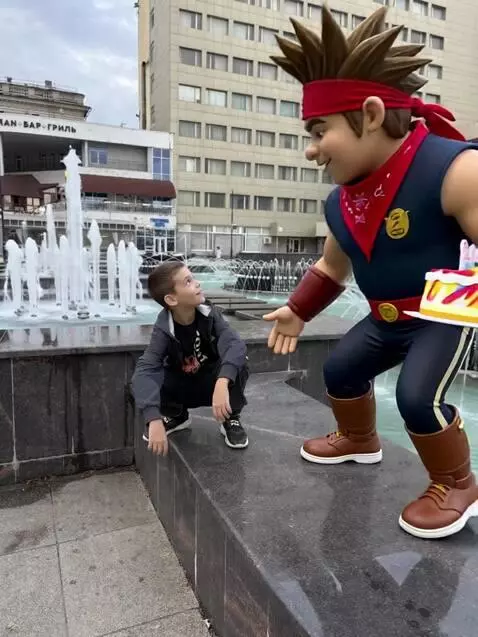 AI Video from prompt: Put Brawler Fang from Brawl Stars next to my bro