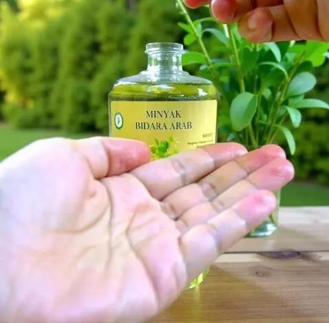 AI Video from prompt: A visually appealing close-up of a Sidr oil bott