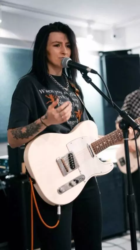 AI Video from prompt: A woman with an exact replica of the photograph'