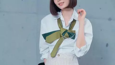 AI Video from prompt: Maintain the original photo's upper body and fac