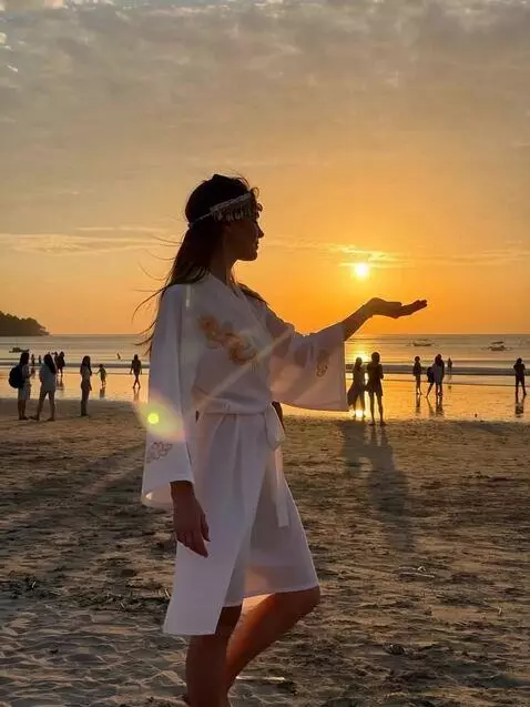 AI Video from prompt: the girl stands sidewas. she looks in one direct