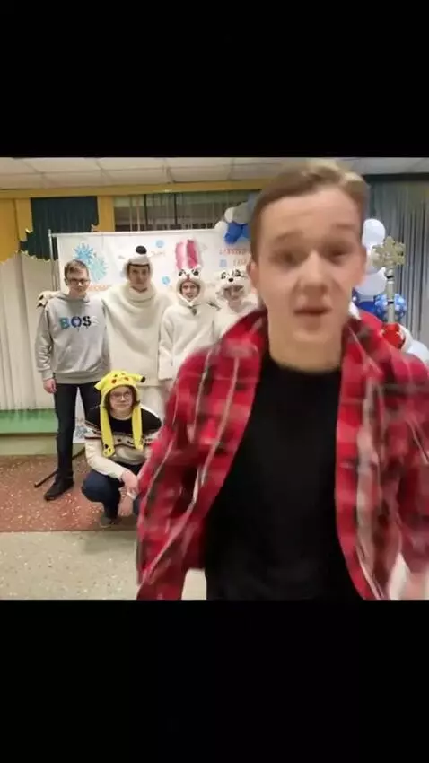 AI Video from prompt: The frame doesn't change, and the black borders 