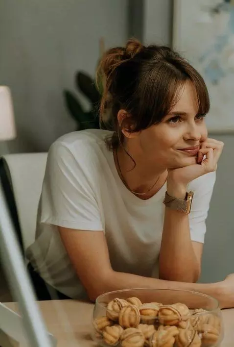 AI Video from prompt: the girl is looking at someone , her head motion