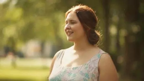 AI Video from prompt: A gorgeous plump girl was walking with a leisure