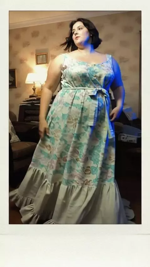 AI Video from prompt: A gorgeous plump girl was walking with a leisure