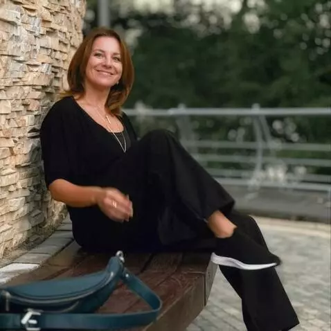 AI Video from prompt: The girl turns her head to look at me, smiles, g