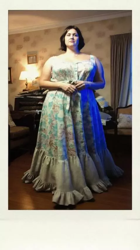 AI Video from prompt: A gorgeous plump girl walked with a leisurely st