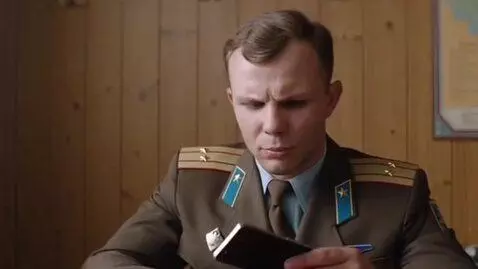 AI Video from prompt: Create a video where Yuri Gagarin is given a pho
