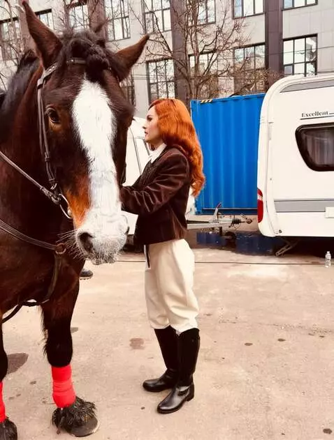 AI Video from prompt: the girl is looking at the horse and lightly str