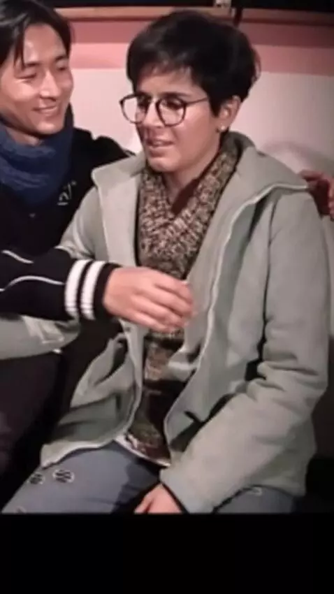 AI Video from prompt: The woman is embraced from behind by an attracti