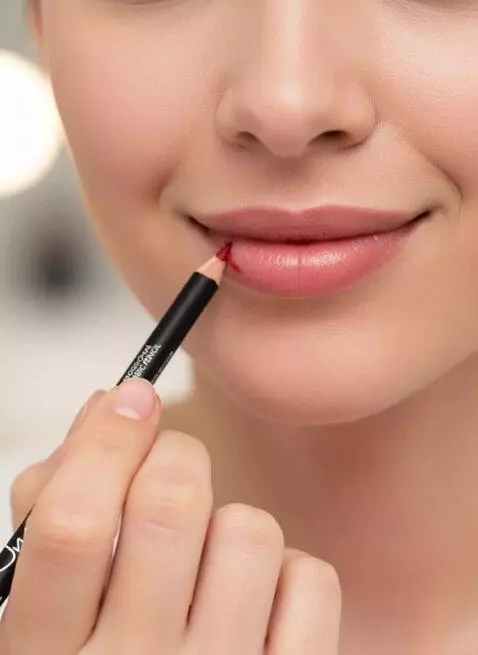 AI Video from prompt: a close-up of the lips, A beautiful girl with pl