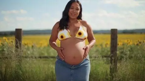 AI Video from prompt: Make a video of a pregnant woman wearing a denim