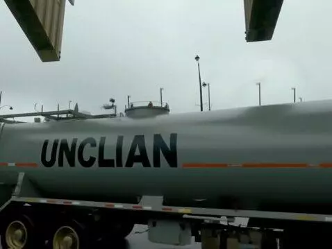 AI Video from prompt: A gray truck with a cylindrical tank with a blac
