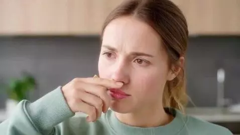 AI Video from prompt: Girl sniffs finger, face reaction sorprise