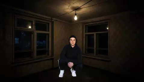 AI Video from prompt: The light from the lamp flashes rapidly, the bac