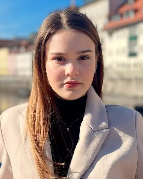 AI Video from prompt: zoom in on face, stare at camera