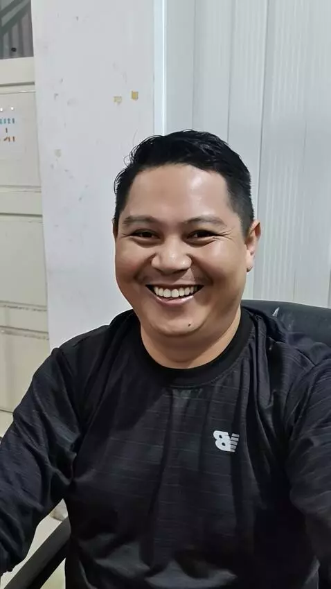 AI Video from prompt: tersenyum lebar, lalu berdiri dari kursi