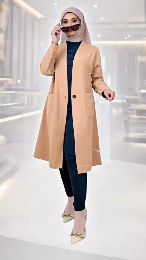 AI Video from prompt: Wanita muda berhijab memakai cardigan kuning dan