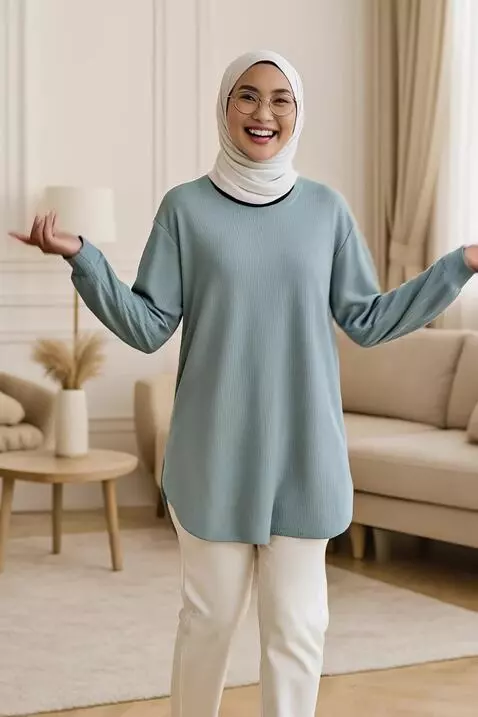 AI Video from prompt: Wanita ini berjalan maju sambil mempromosikan ba