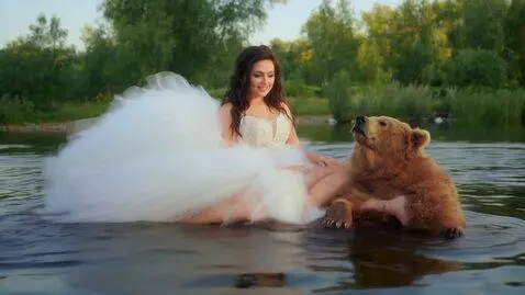AI Video from prompt: Un fotomodel îmbrăcată în costum de baie splendi