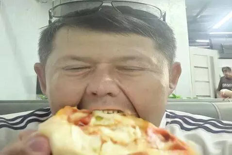 AI Video from prompt: this man eats pizza in fastfood horror hungry