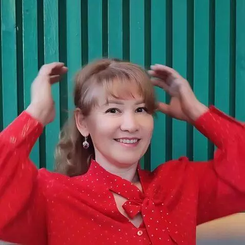 AI Video from prompt: Artificial intelligence, show how this girl will