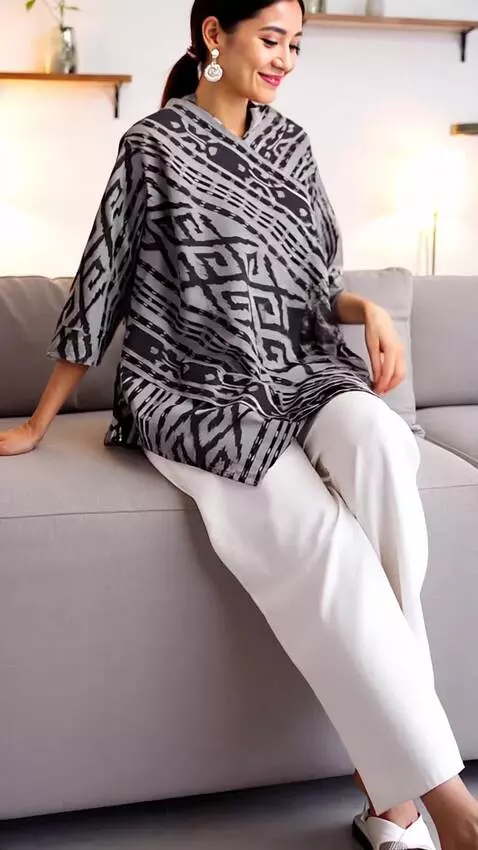 AI Video from prompt: Seorang wanita cantik asal Indonesia (usia sekit