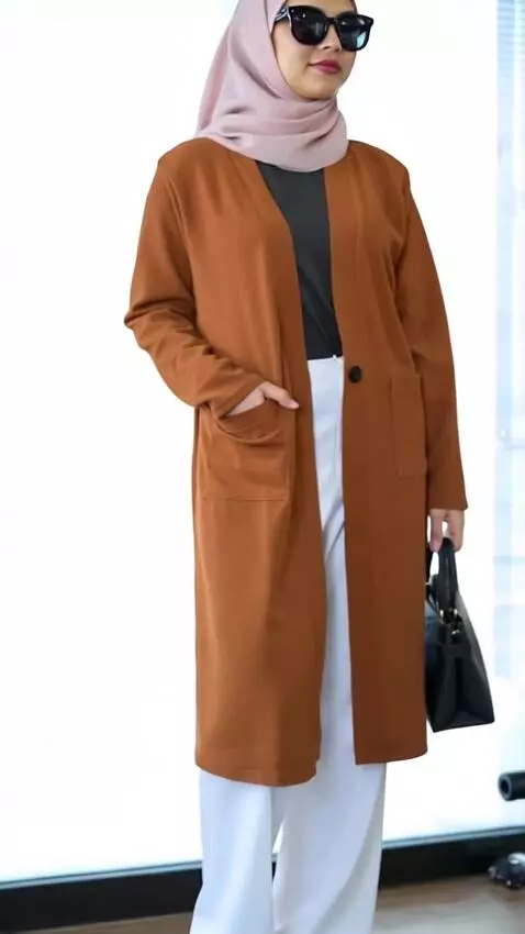 AI Video from prompt: Seorang wanita muda mengenakan cardigan cokelat 