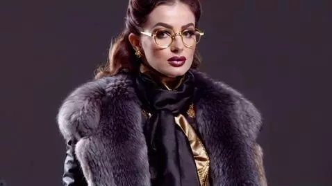 AI Video from prompt: A beautiful woman in a luxurious long fur coat, 