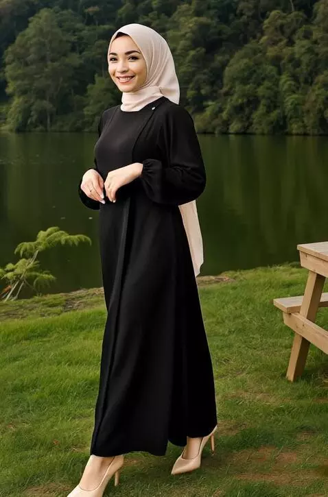 AI Video from prompt: Model wanita berhijab berjalan pelan di taman te