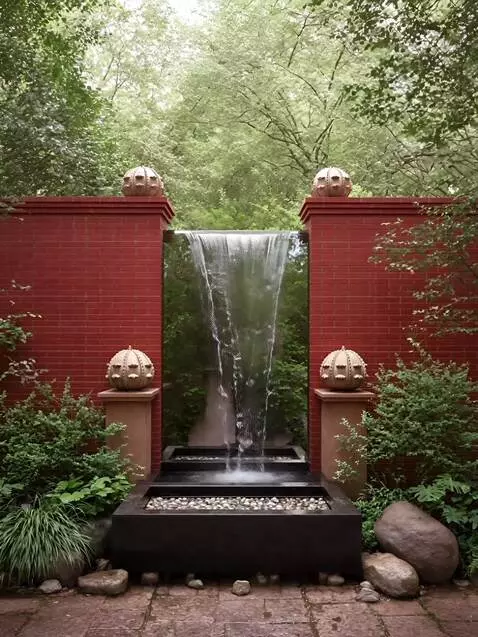 AI Video from prompt: The scene opens with a close-up on the water's e