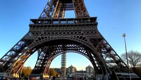 AI Video from prompt: eifel toweer