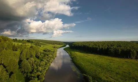 AI Video from prompt: "Smooth forward flyover with camera at bird's ey