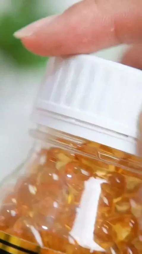 AI Video from prompt: Close-up shot of a Habbatussauda capsule bottle 