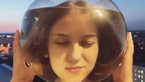 AI Video from prompt: The girl turns to face the camera and puts a tra