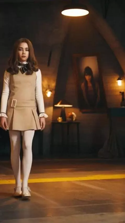 AI Video from prompt: Video without music: the girl starts moving forw