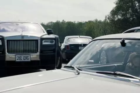 AI Video from prompt: Prompt for Pixverse.ai  5‑sec car chase: black v